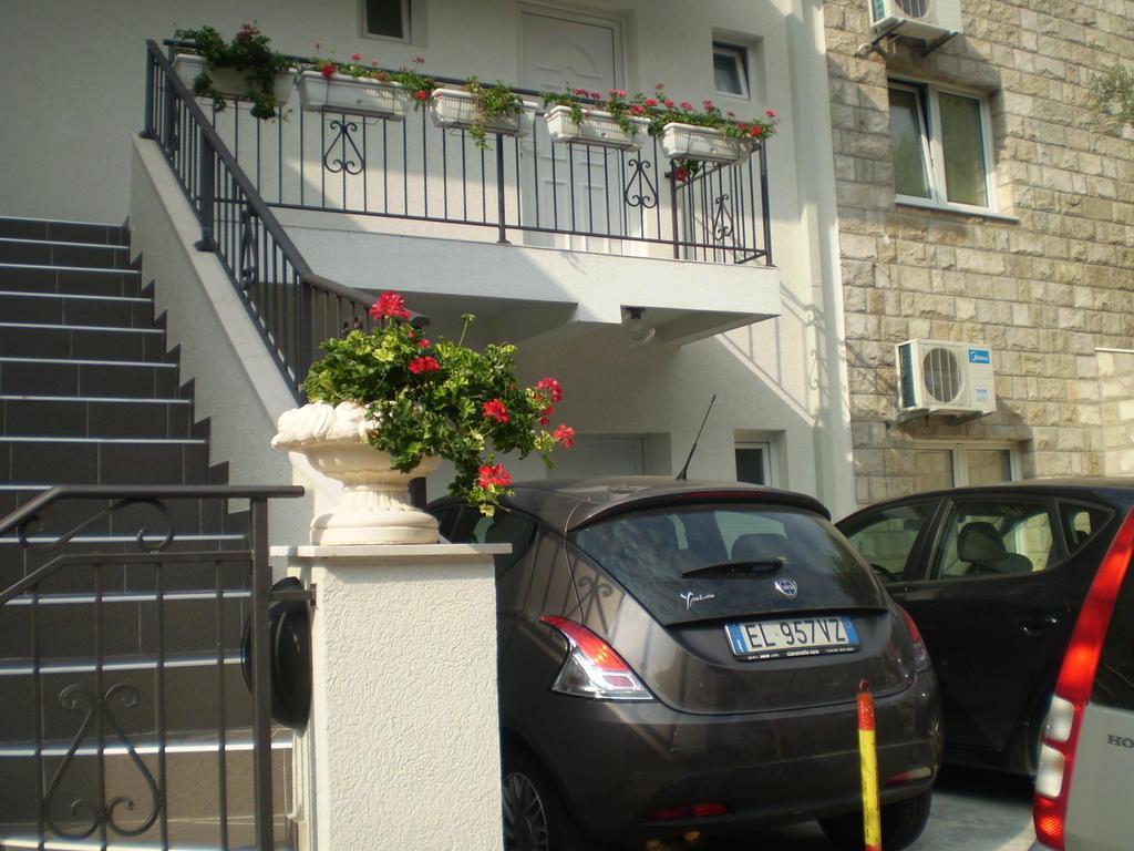 Apartments Leut Sveti Stefan Esterno foto